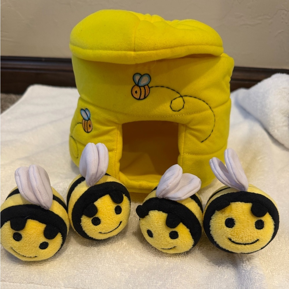 Lakeshore Sensory Learning 5pc Playset - Plush Beehive with 5 bumblebees